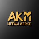 Das Kundenlogo von AKM Metalwerke zeigt den großen gelben Schriftzug „AKM“ über dem kleineren Schriftzug „Metalwerk“.