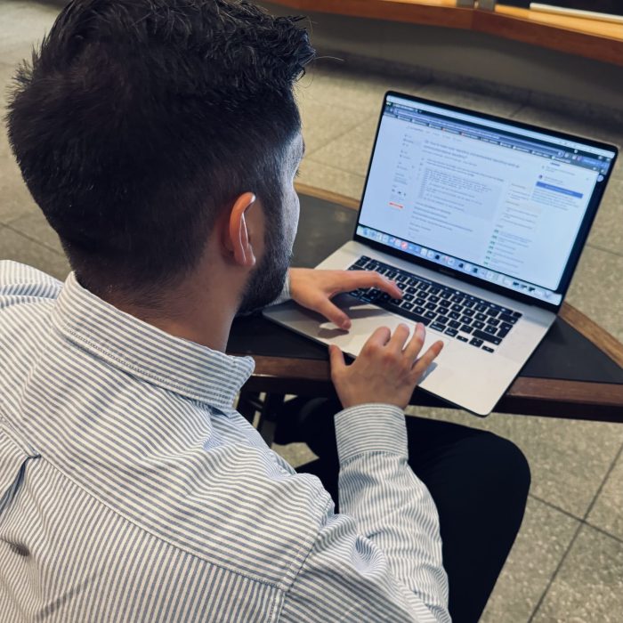Der Geschäftsführer der Online-Marketing-Agentur arbeitet am Laptop Das Foto zeigt den Geschäftsführer der Online-Marketing-Agentur OMNI2 von hinten, während er am Laptop arbeitet.