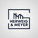 Das Kundenlogo von Herweig & Meyer zeigt den minimalistischen schwarzen Schriftzug „Herweig & Meyer“ auf einem hellgrauen Hintergrund.
